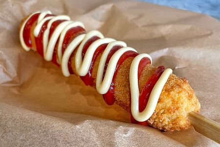 Корн-дог со cвинoй сосиской и сыром моцареллой