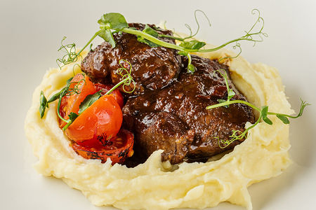 Томленые в портвейне говяжьи щечки с мятым картофелем и запеченными томатам