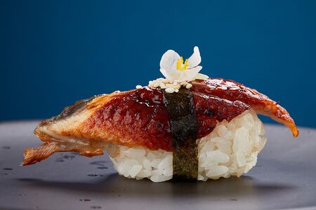 Суши №32 с угрем и соусом терияки