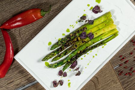 Зеленая спаржа гриль