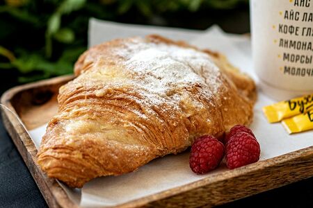 Круассан с малиной и заварным с кремом