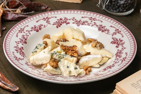Ассорти фермерских сыров с орехами