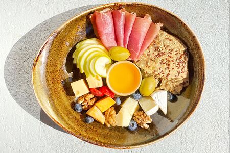 Тарелка к вину для двоих