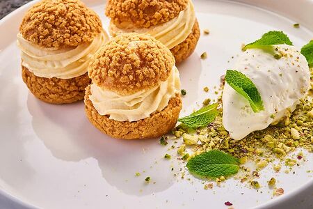 Мини-профитроли  с грушевым сорбетом