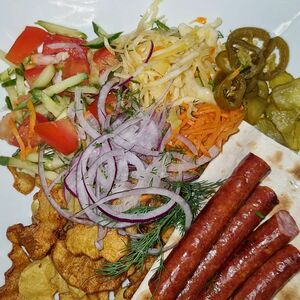 Супер хот-дог на тарелка