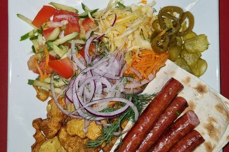 Супер хот-дог на тарелка