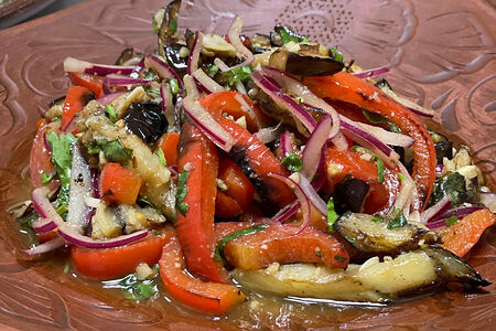 Теплый салат с баклажанами и болгарским перцем