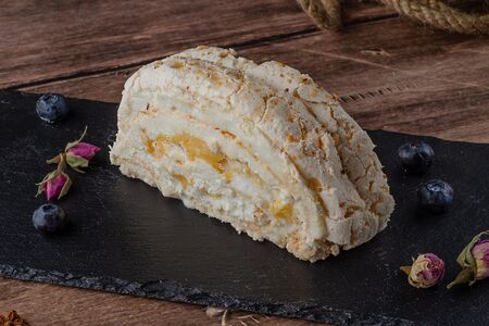 Меренговый рулет