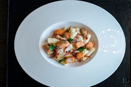 Паста с копченым лососем и соусом Альфредо