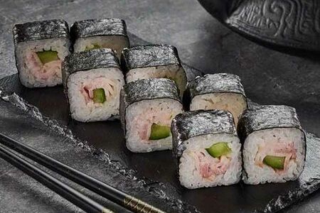 Ролл с беконом и огурцом