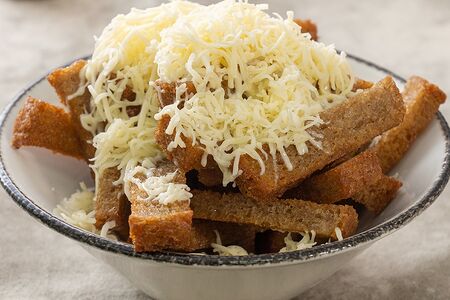 Гренки с чесноком и сыром