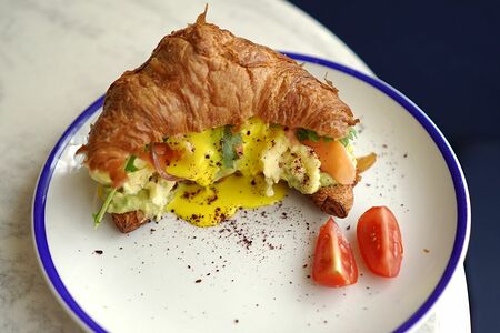Круассан-скрэмбл лосось