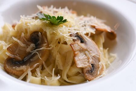 Паста с курицей и грибами