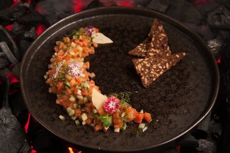 Тартар из малосольной форели со свежим огурцом и хрустящими чипсами