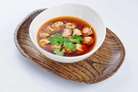 Суп с пельменями на сливочном бульоне