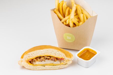 Бургер, картошка фри и соус