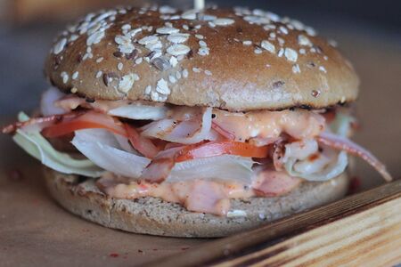 Бургер с беконом и яйцом