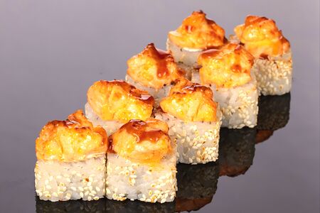 Запеченный ролл с лососем