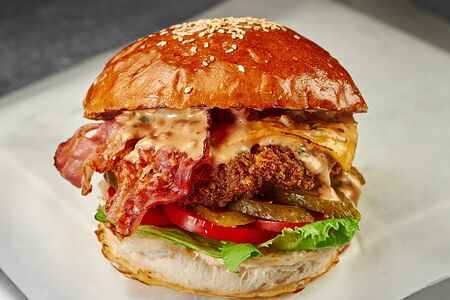Чикен бургер с беконом