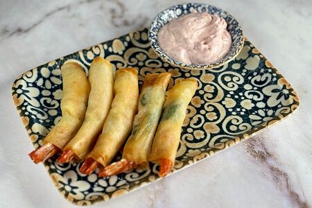 Креветки в хрустящем тесте с чесночным соусом