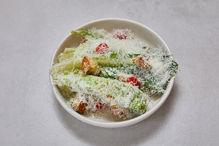Хрустящие листья романо с цыпленком и соусом цезарь