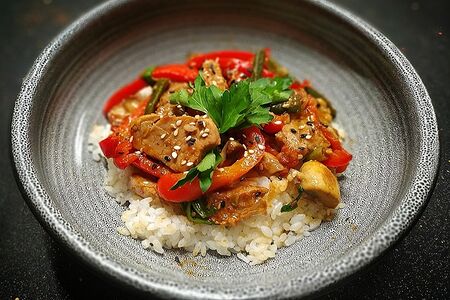 Теюк-поккым свинина с овощами на рисовой подушке