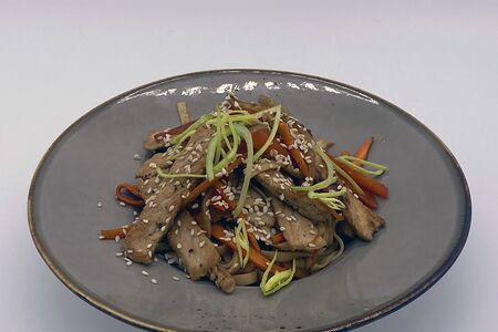 Удон со свининой в устричном соусе