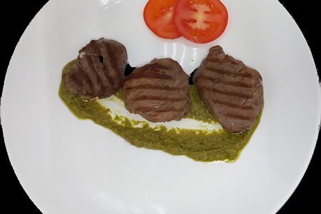 Медальон из телячьей вырезки с пикантным зеленым соусом