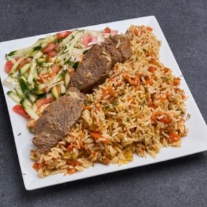 Плов с говядиной и салатом