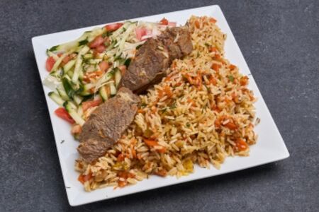 Плов с говядиной и салатом