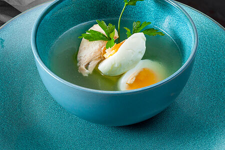 Куриный бульон с курицей, яйцом и сырным тостом