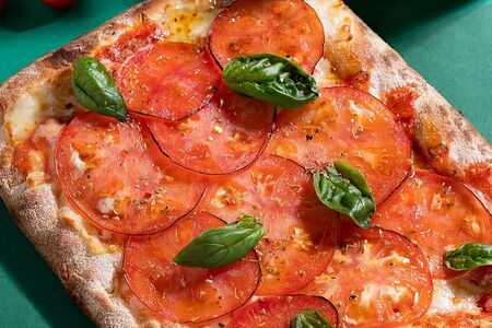 Пицца Маргарита и базилик