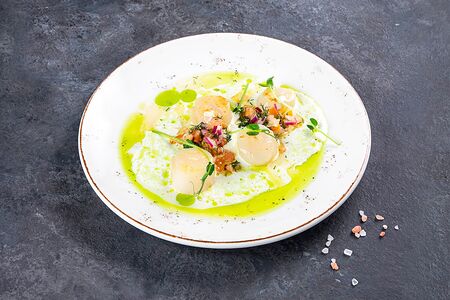 Морской гребешок с томатной сальсой и соусом даши