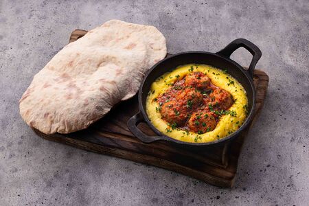 Тефтели в томатном соусе с пюре