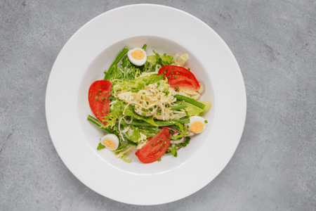 Салат с копченой индейкой, свежими овощами и кенийской фасолью