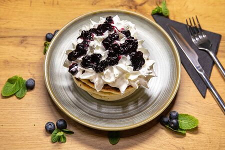 Панкейки со сливками и вареньем