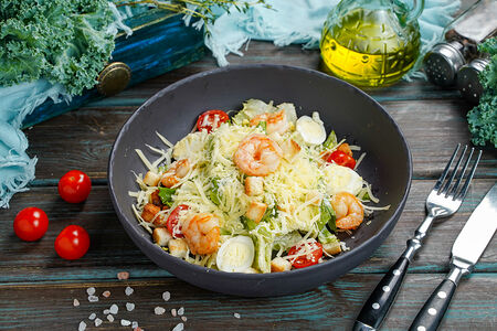 Салат Цезарь с креветками