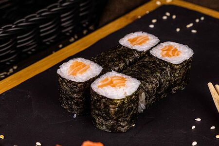 Ролл с лососем