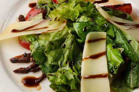 Вкуснейший салат с обжаренной телятиной