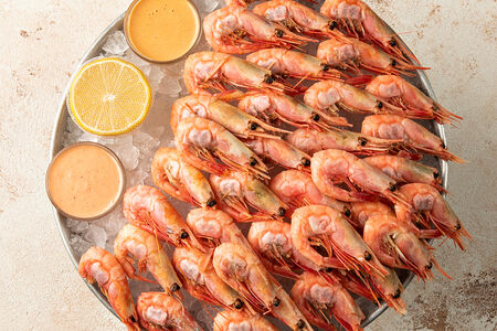 Магаданские креветки с домашним соусом кимчи и икорным соусом