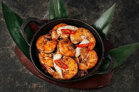 Тушеные креветки с карамельным луком