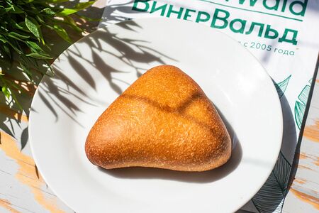 Пирожок печеный с капустой