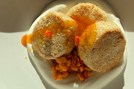 Безглютеновые рикотники с облепиховым соусом