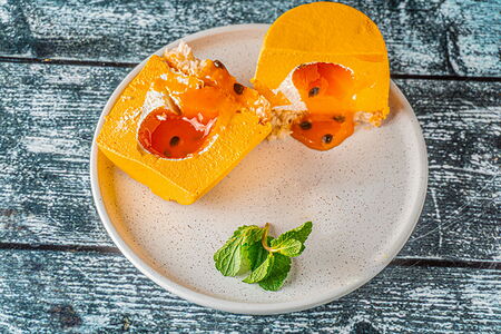 Пирожное манго-маракуйя