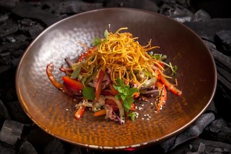 Азиатский салат с говядиной