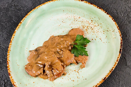 Медальоны из свинины с грибным жюльеном