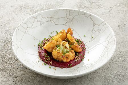 Цветная капуста на углях с кремом из печеной свеклы