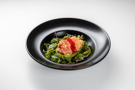 Тартар из лосося и тунца с икрой тобико