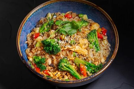 Жареный рис с овощами