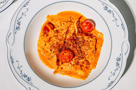 Равиоли с крабом и томатами